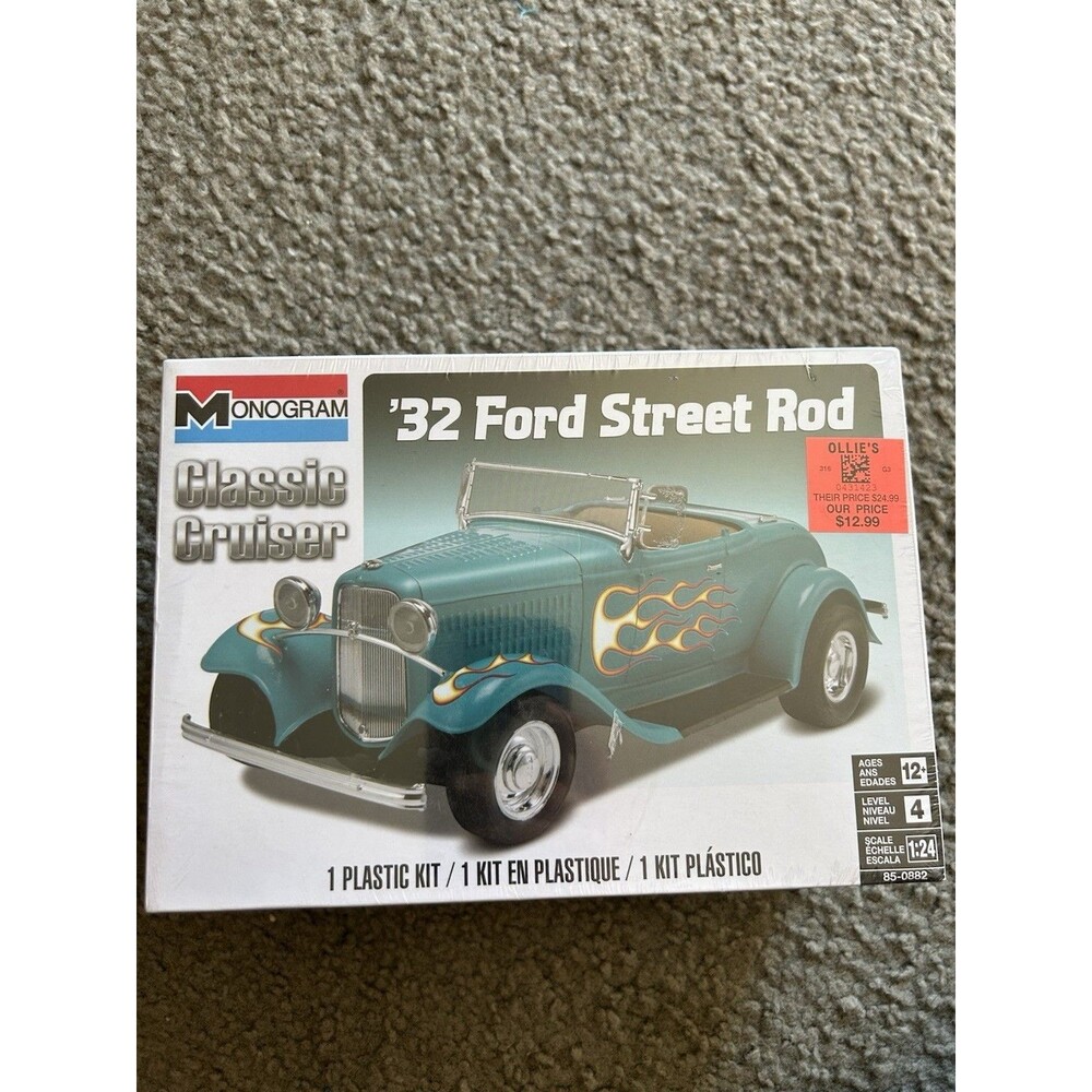 Monogram '32 Ford Street Rod Classic Cruiser Level 4 1:25 Age 12+ Model Kit